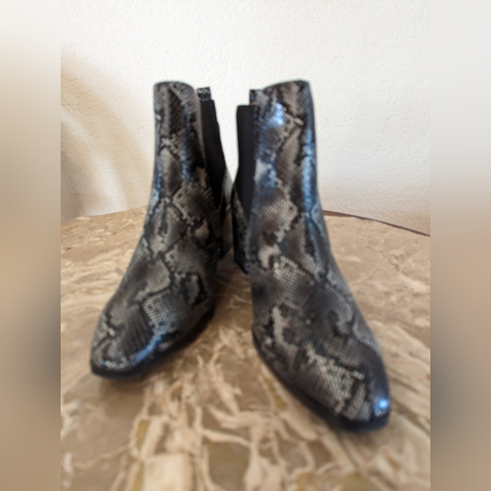 Anne Klein, never worn, size 8 1/2, snake like pattern, black and grey